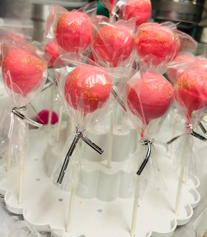 12 Luxe Strawberry Cake Pops